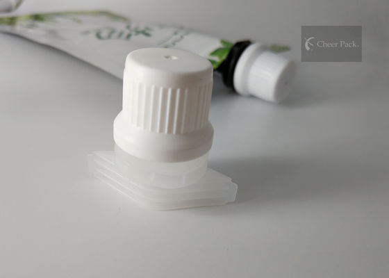 O branco profissional derrama o produto comestível dos tampões do bico com diâmetro interno de 15mm
