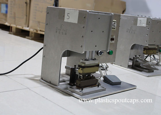 O bico plástico semiautomático levanta-se a máquina da selagem do malote para o bocal da imprensa do selo