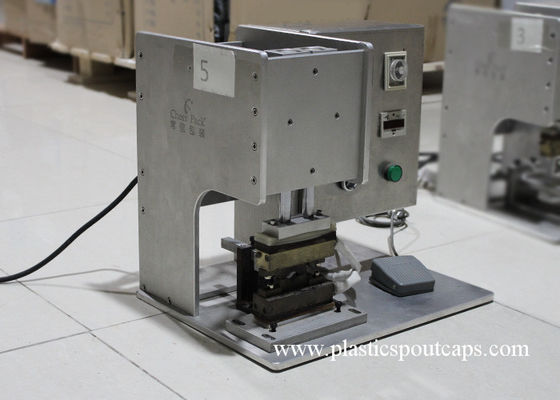 O bico plástico semiautomático levanta-se a máquina da selagem do malote para o bocal da imprensa do selo