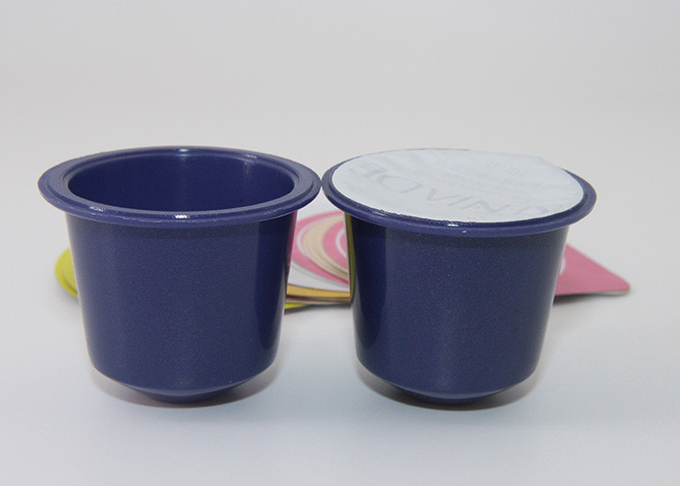 O café instantâneo automático colorido encerra o copo na capacidade da máquina de enchimento 10g