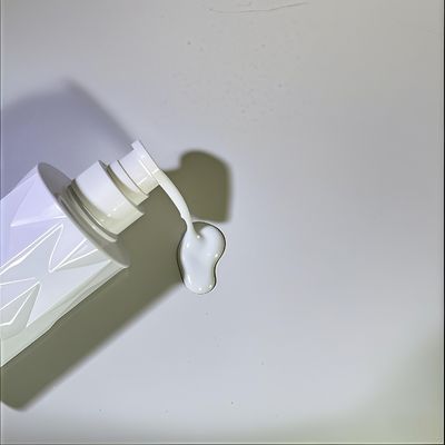 Garrafa cosmética PET de forma vidreira com bomba de pressão e logotipo personalizado 5000pcs MOQ 15-35 dias Entrega