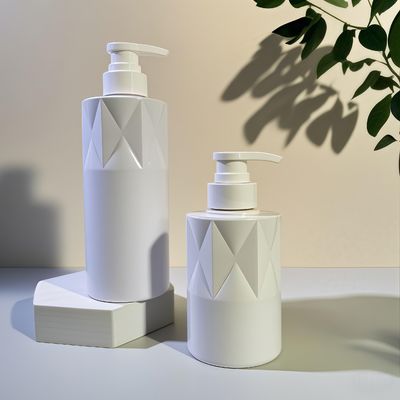 Garrafa cosmética PET de forma vidreira com bomba de pressão e logotipo personalizado 5000pcs MOQ 15-35 dias Entrega