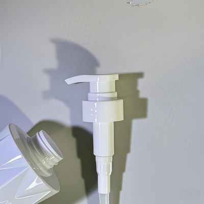 Garrafa cosmética PET de forma vidreira com bomba de pressão e logotipo personalizado 5000pcs MOQ 15-35 dias Entrega