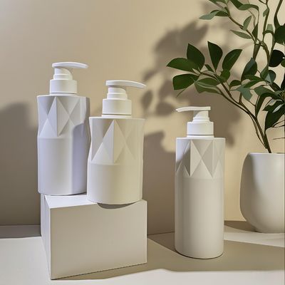 Garrafa cosmética PET de forma vidreira com bomba de pressão e logotipo personalizado 5000pcs MOQ 15-35 dias Entrega