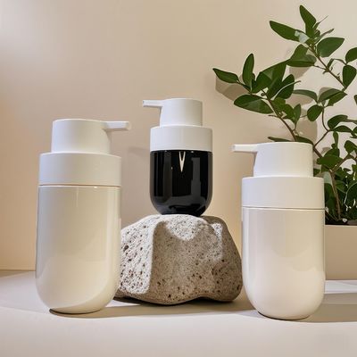 Gordura de forma redonda PET garrafa cosmética com bomba de pressão e impressão de tela de seda de cor personalizada para embalagens de beleza