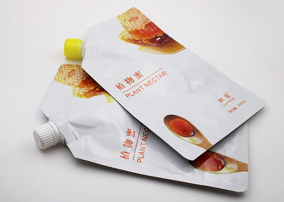 Os sacos líquidos plásticos do bico com derramam o bico para a embalagem fresca da bebida do suco